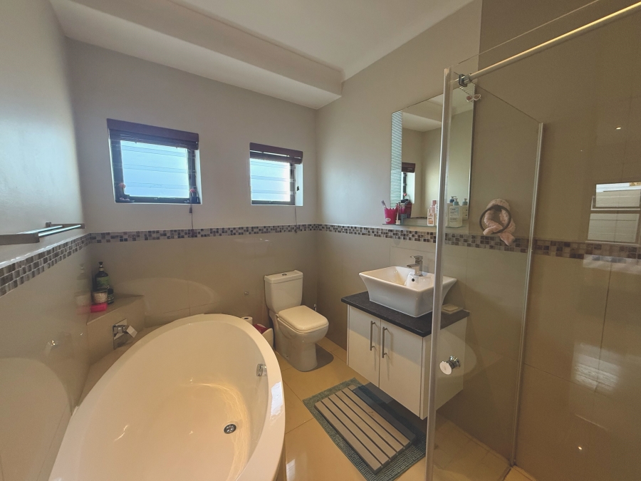 5 Bedroom Property for Sale in Parklands North Western Cape